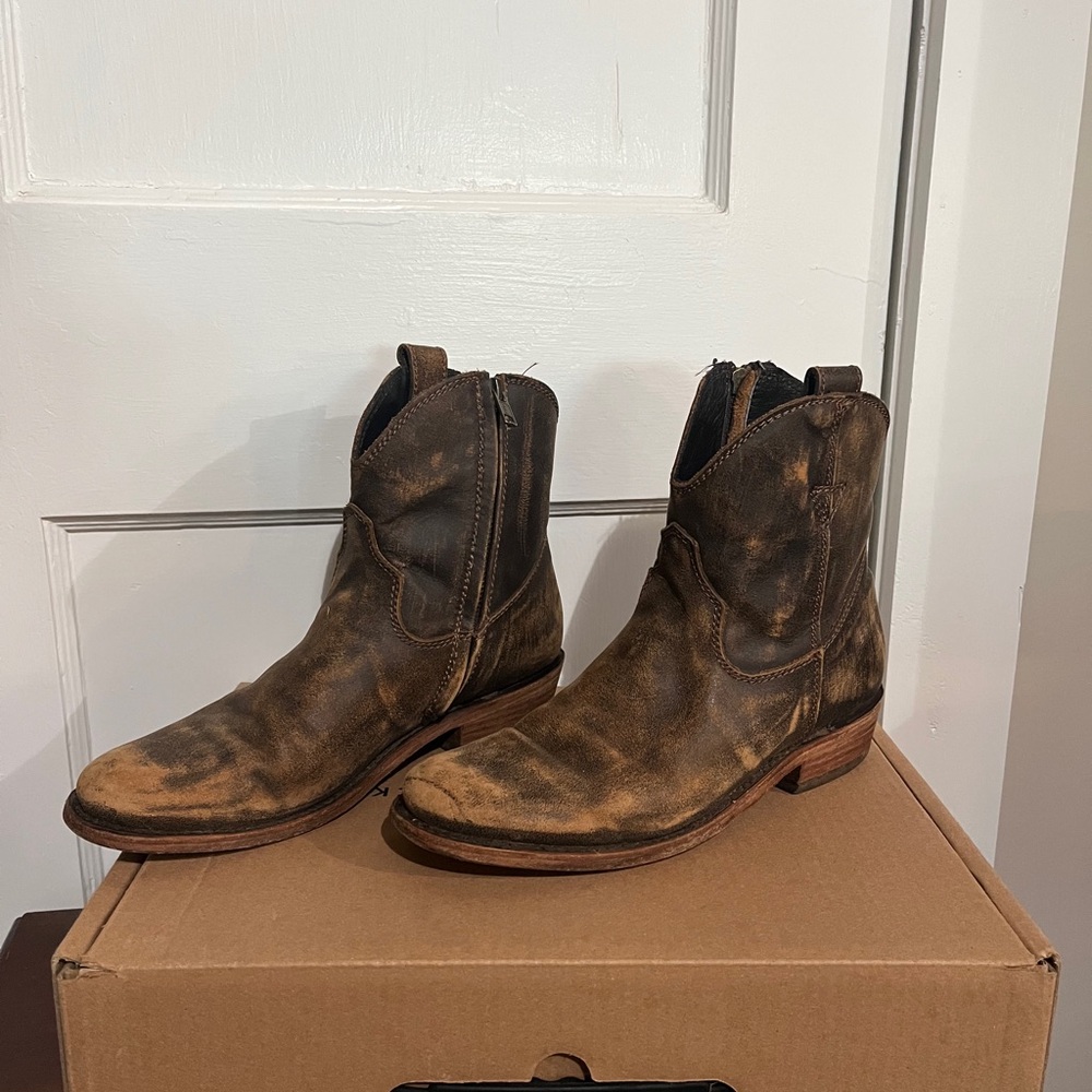 LIBERTY Black Distressed Brown Boots